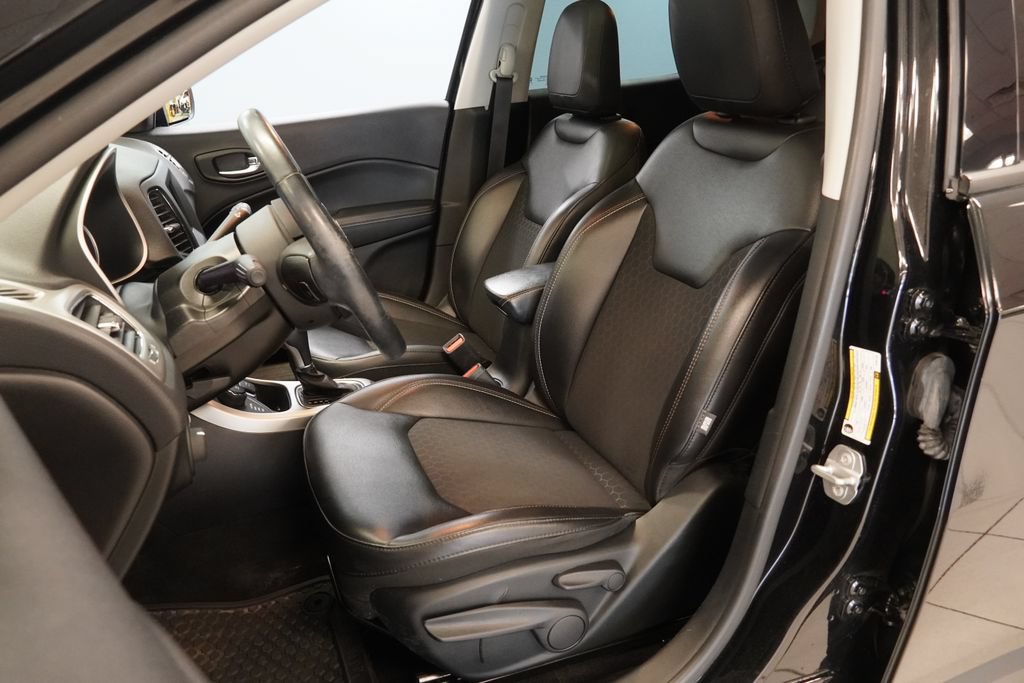 Used 2019 Jeep Compass Latitude w/ Cold Weather Group AWD/4WD image 3