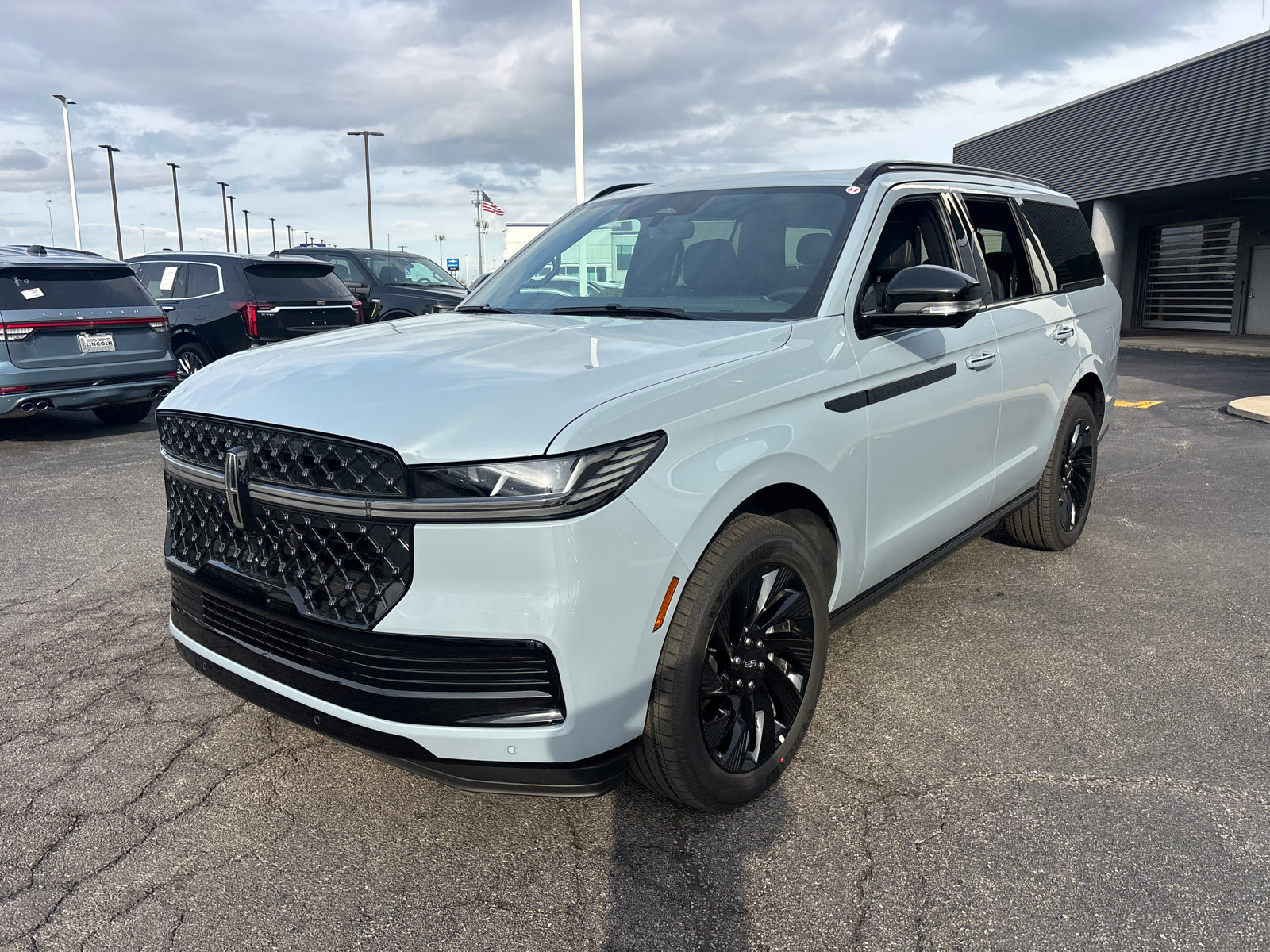 New 2025 Lincoln Navigator Reserve w/ Jet Appearance Package image 3