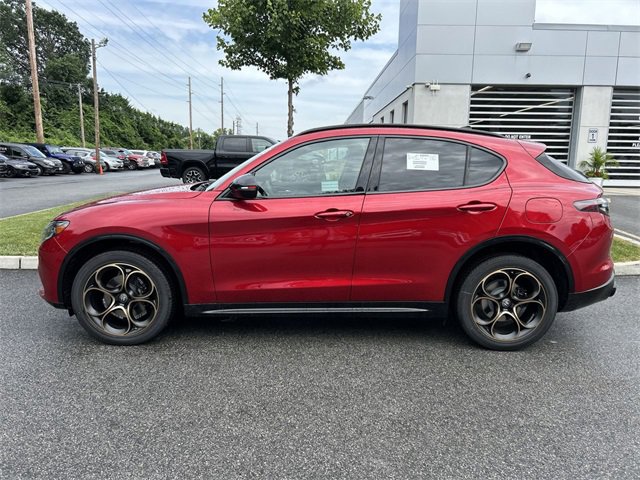 New 2025 Alfa Romeo Stelvio Sprint image 5