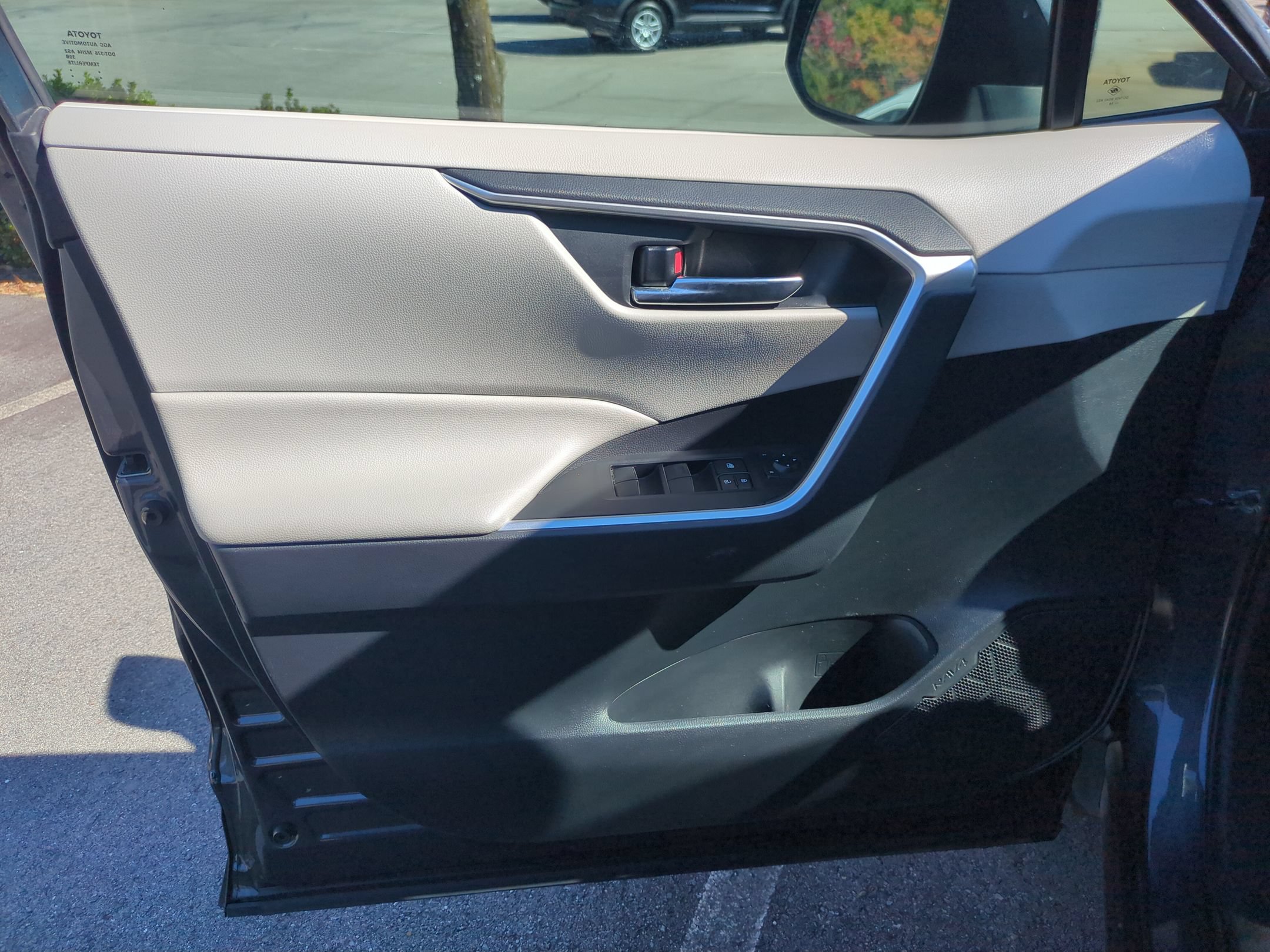 Used 2019 Toyota RAV4 XLE FWD image 11