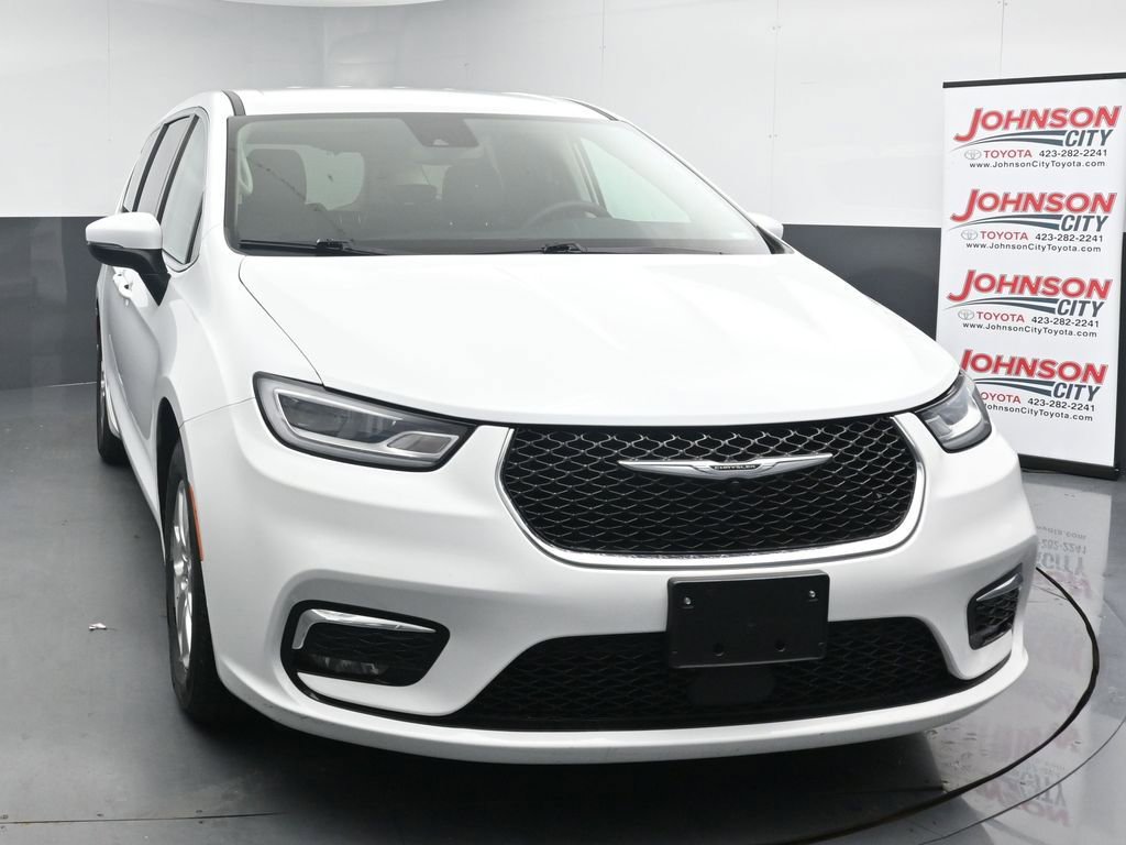 Used 2023 Chrysler Pacifica Touring-L FWD image 3