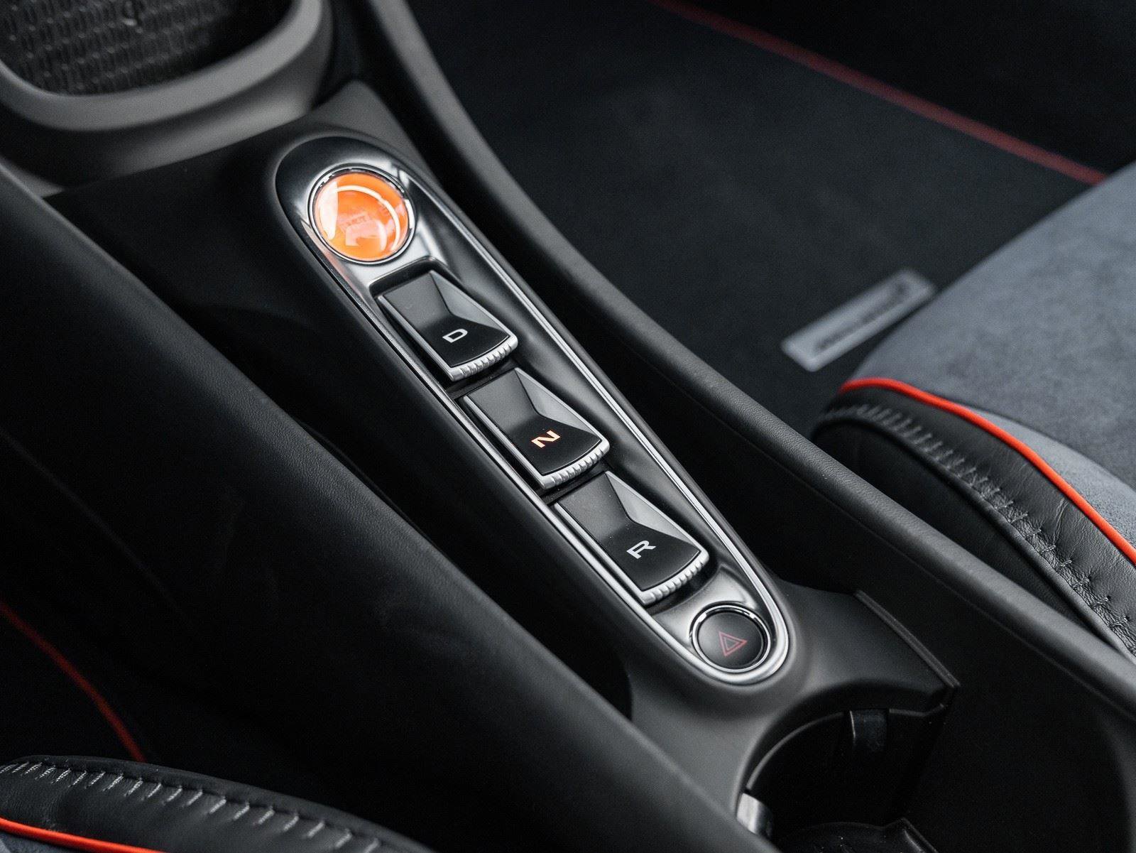 Used 2025 McLaren Artura image 28