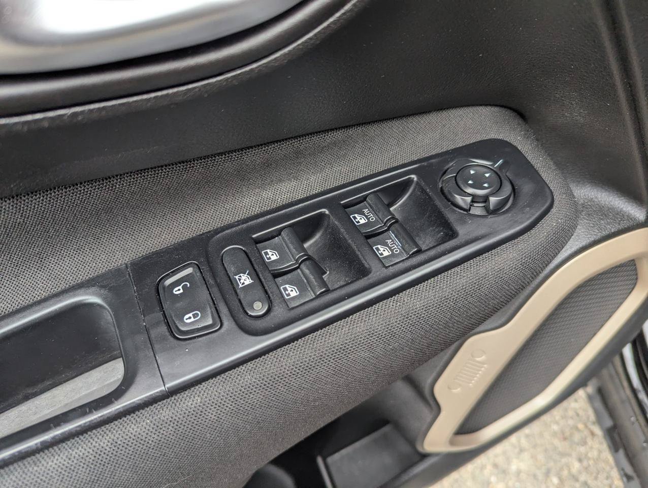Used 2017 Jeep Renegade Latitude w/ Cold Weather Group AWD/4WD image 10
