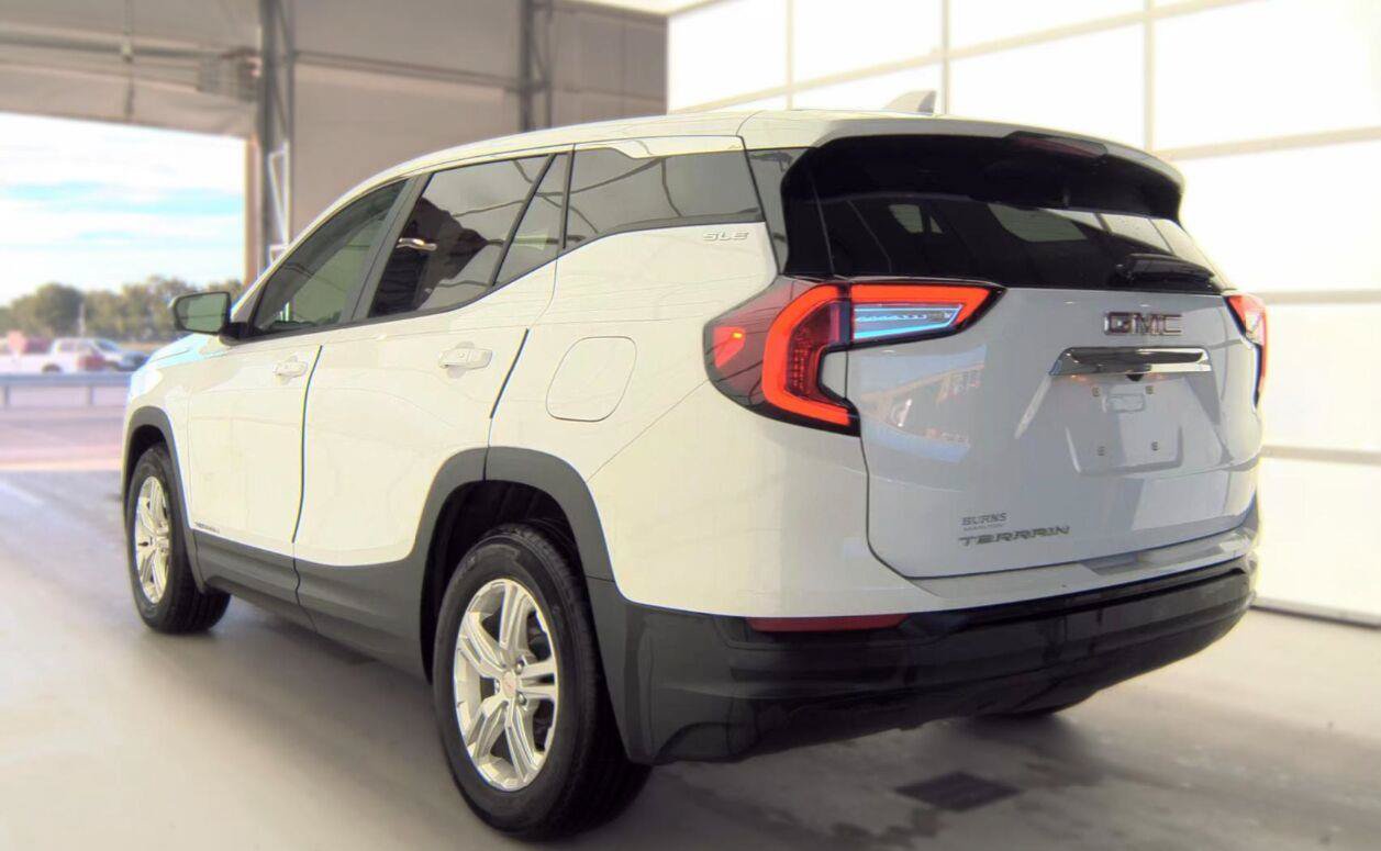 Used 2024 GMC Terrain SLE FWD image 2