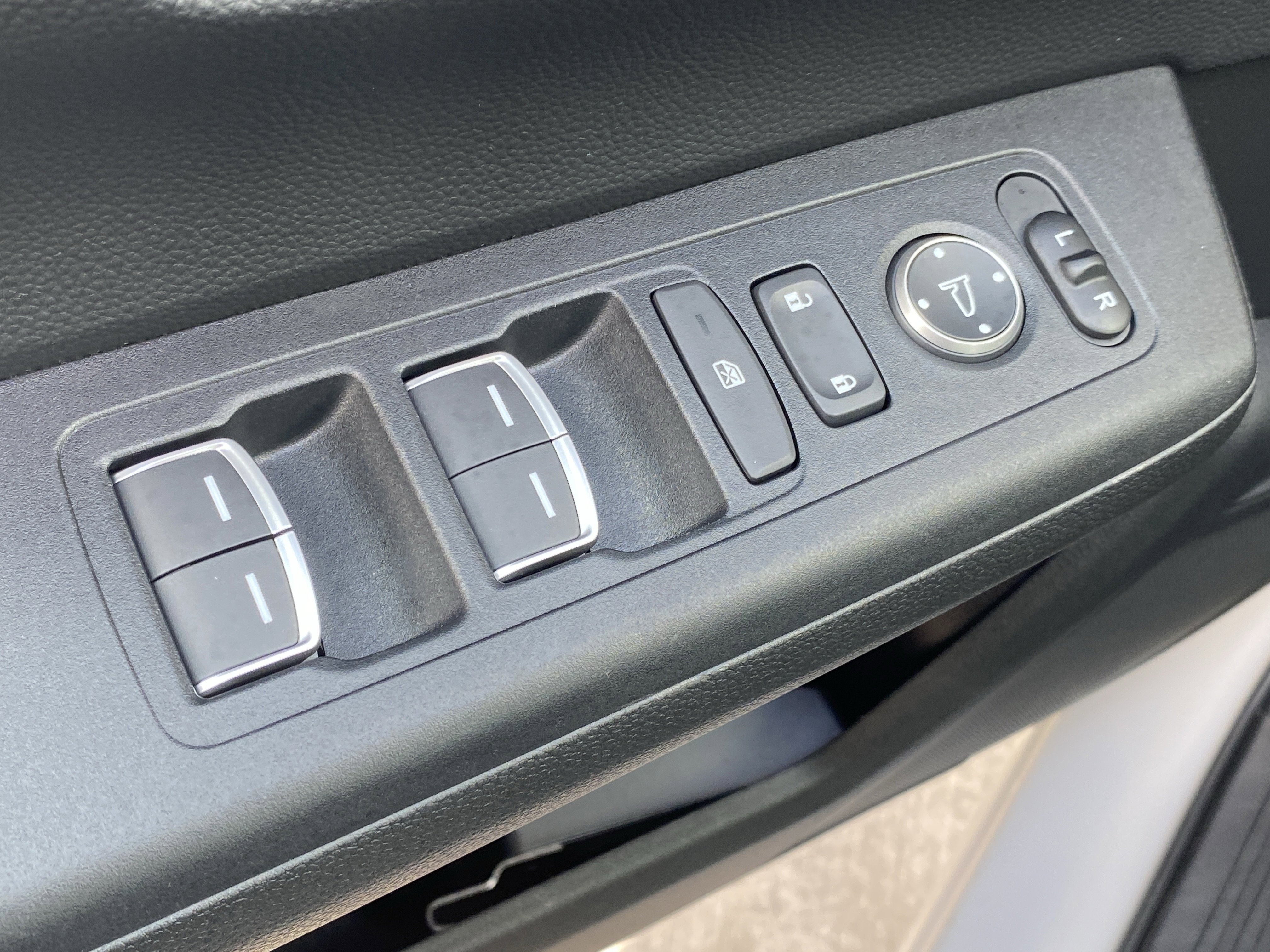 Used 2025 Honda CR-V EX-L image 17