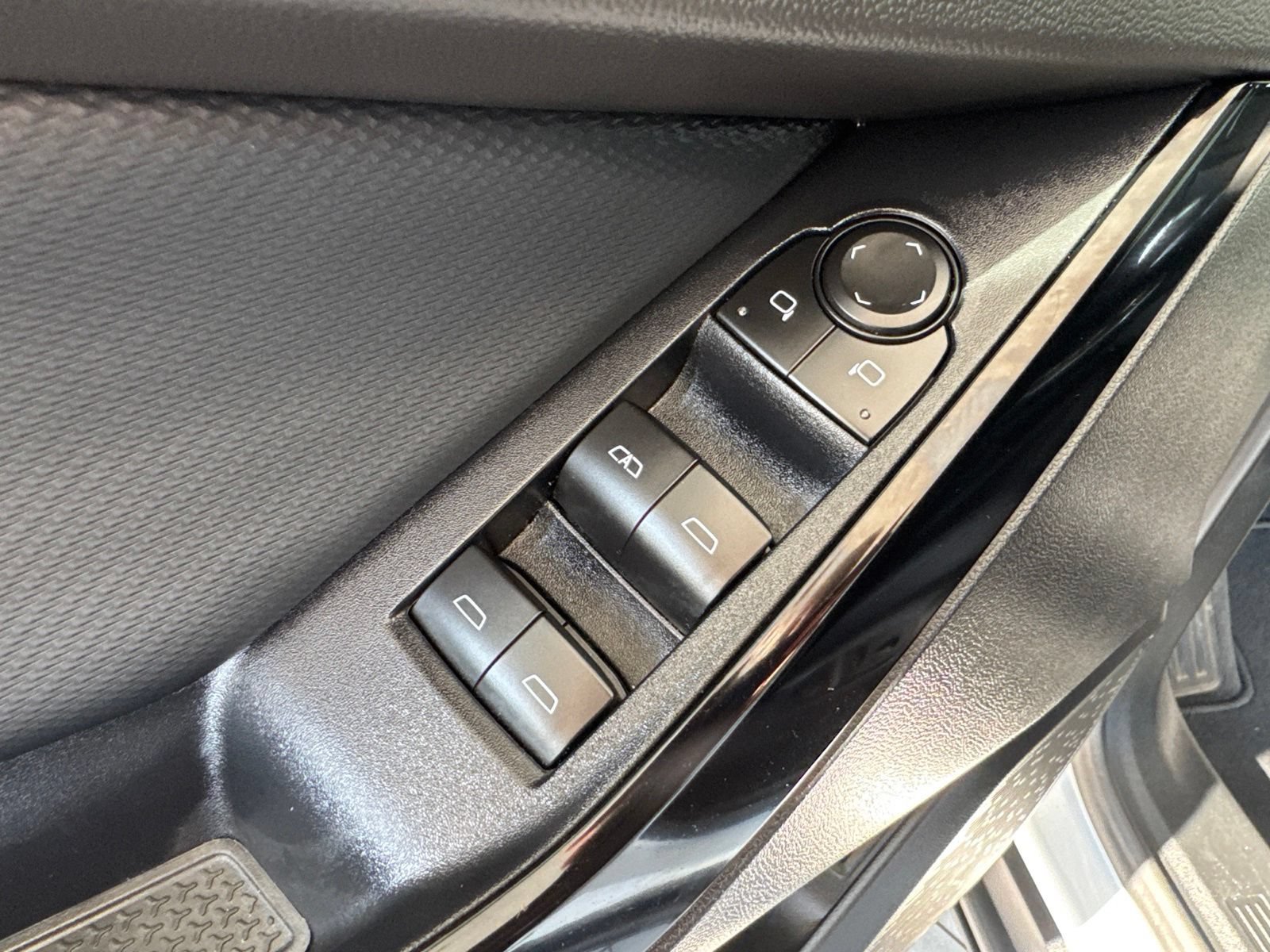 Used 2026 Chevrolet Equinox LT w/ Convenience Package II FWD image 18
