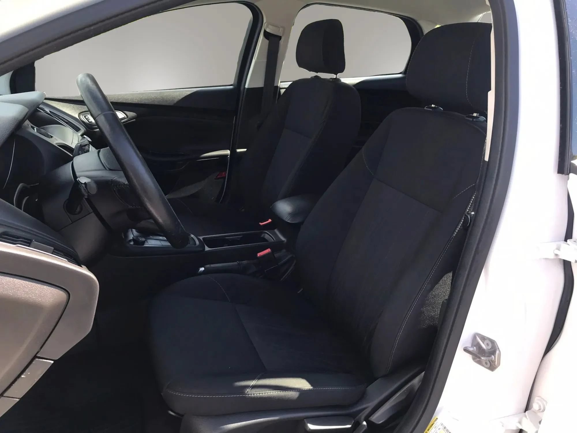 Used 2018 Ford Focus SE w/ SE Appearance Package FWD image 15