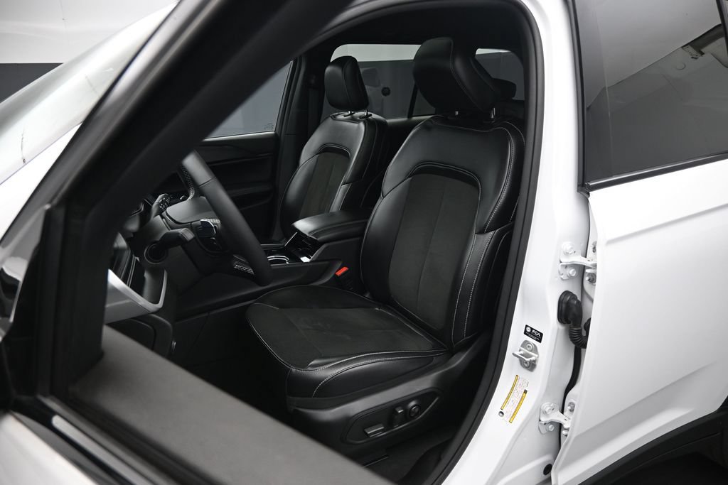 Used 2023 Jeep Grand Cherokee Laredo AWD/4WD image 9