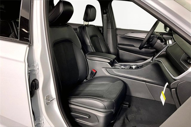 New 2025 Jeep Grand Cherokee L Laredo image 12