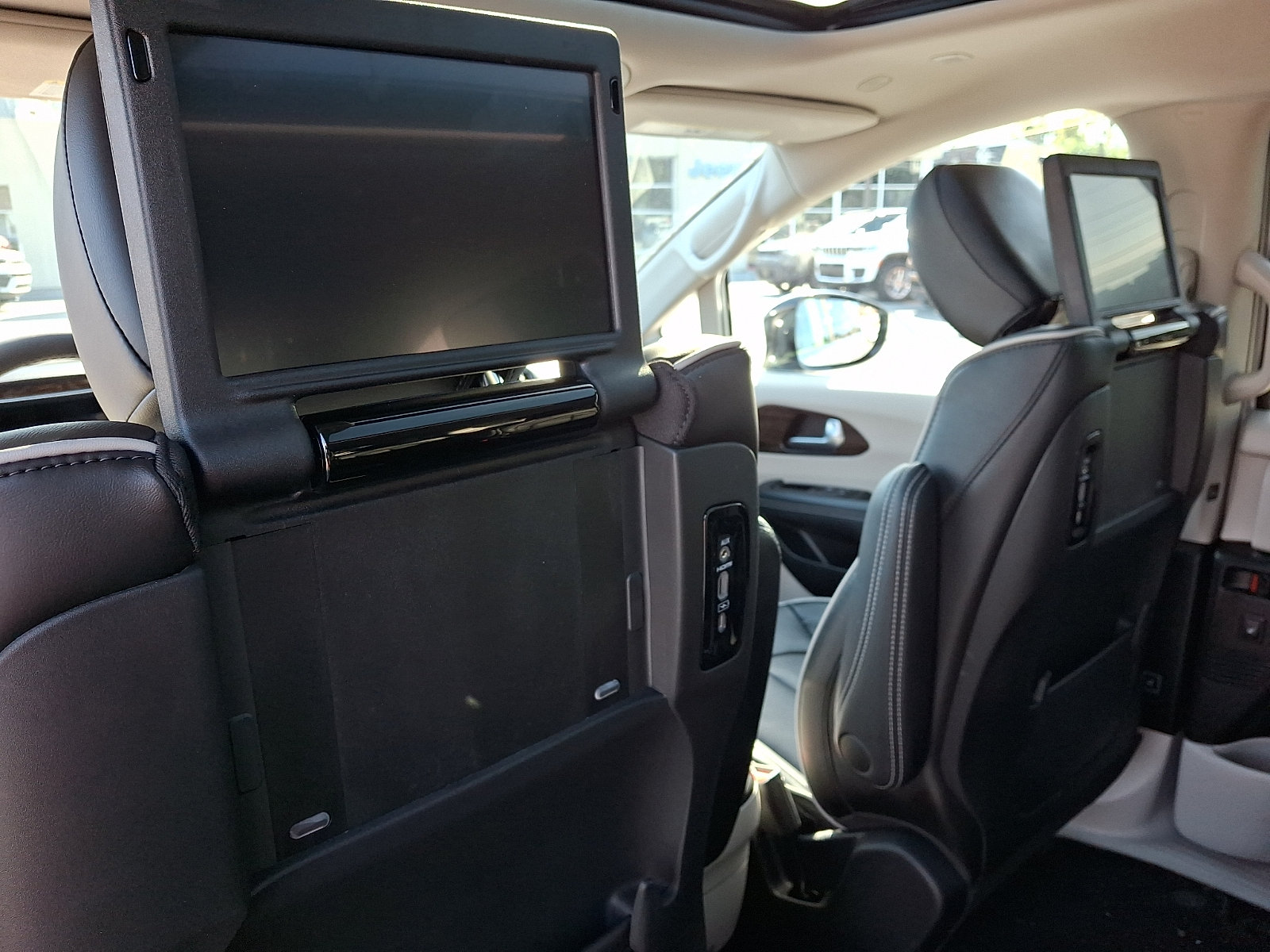 Used 2023 Chrysler Pacifica Limited w/ Uconnect Theater Family Group FWD image 12