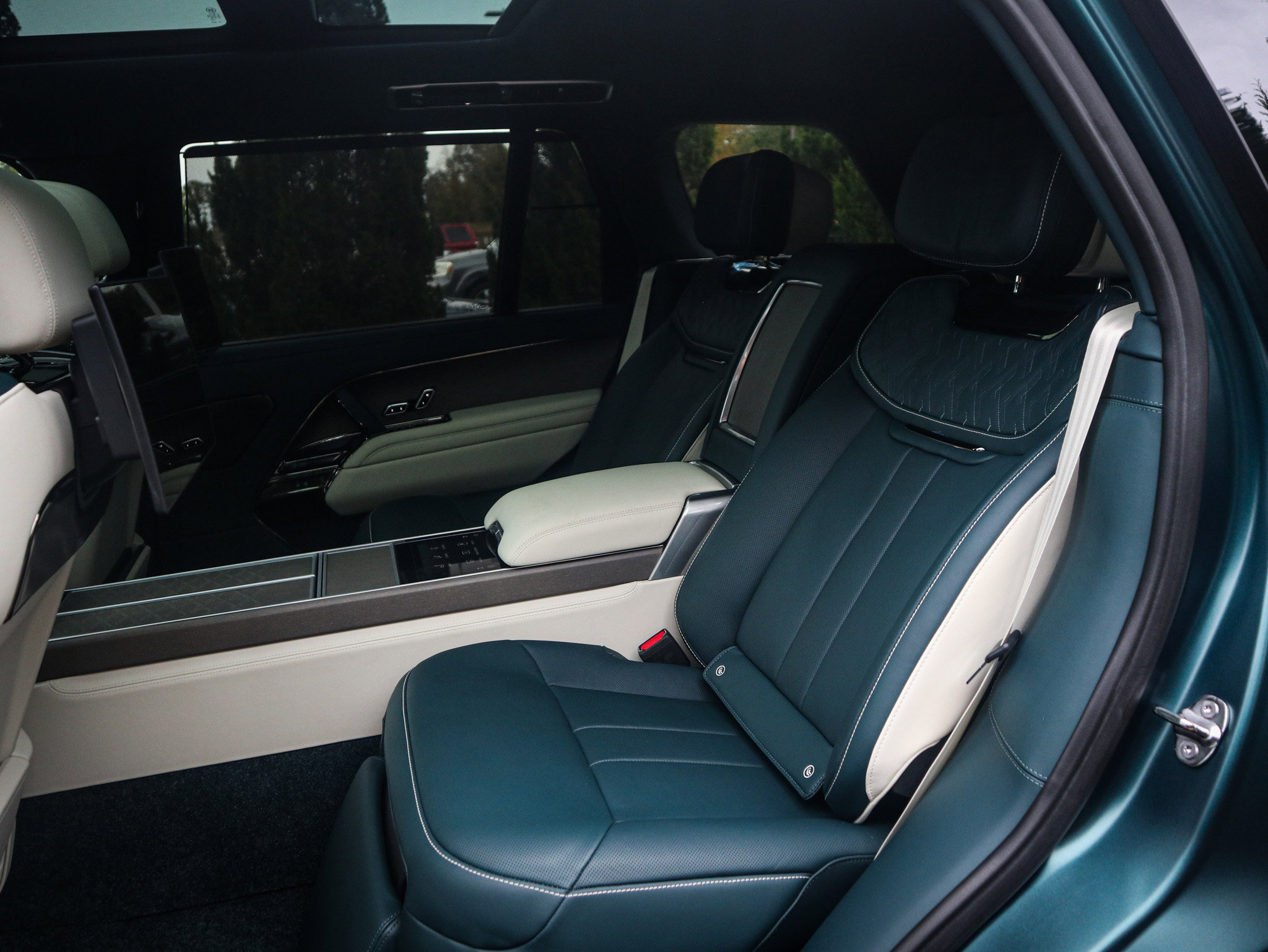 Used 2025 Land Rover Range Rover SV image 37