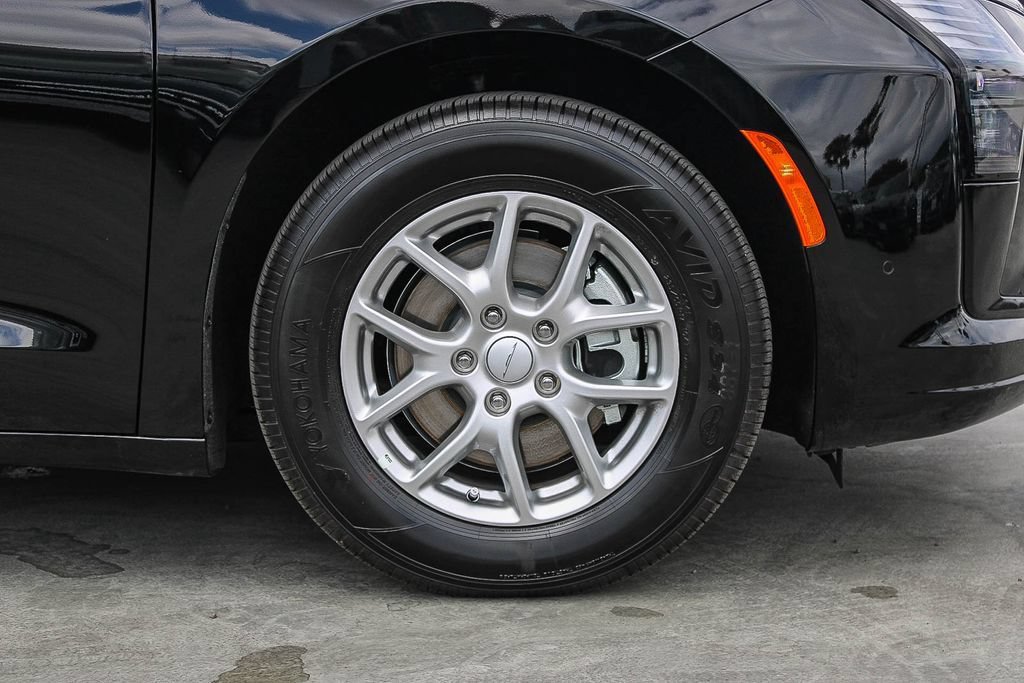 New 2027 Chrysler Pacifica Select FWD image 11
