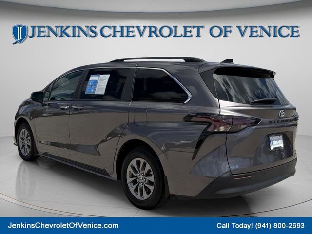 Used 2024 Toyota Sienna XLE FWD image 7