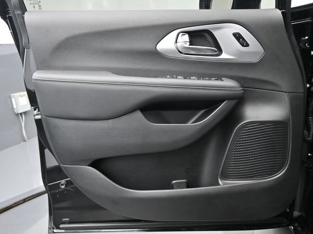 New 2025 Chrysler Pacifica Limited FWD image 12