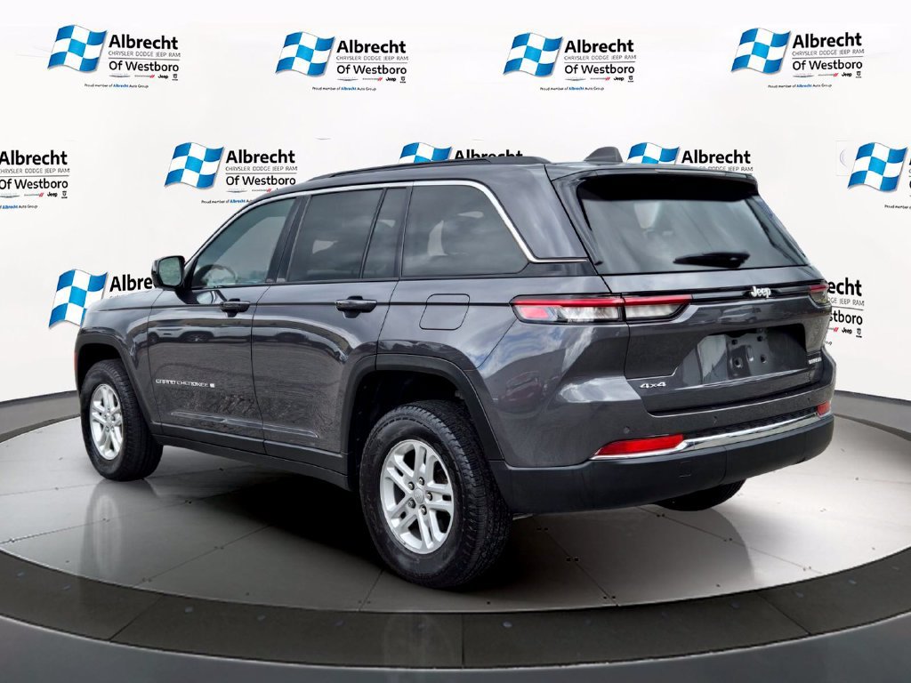 Used 2024 Jeep Grand Cherokee Laredo AWD/4WD image 3
