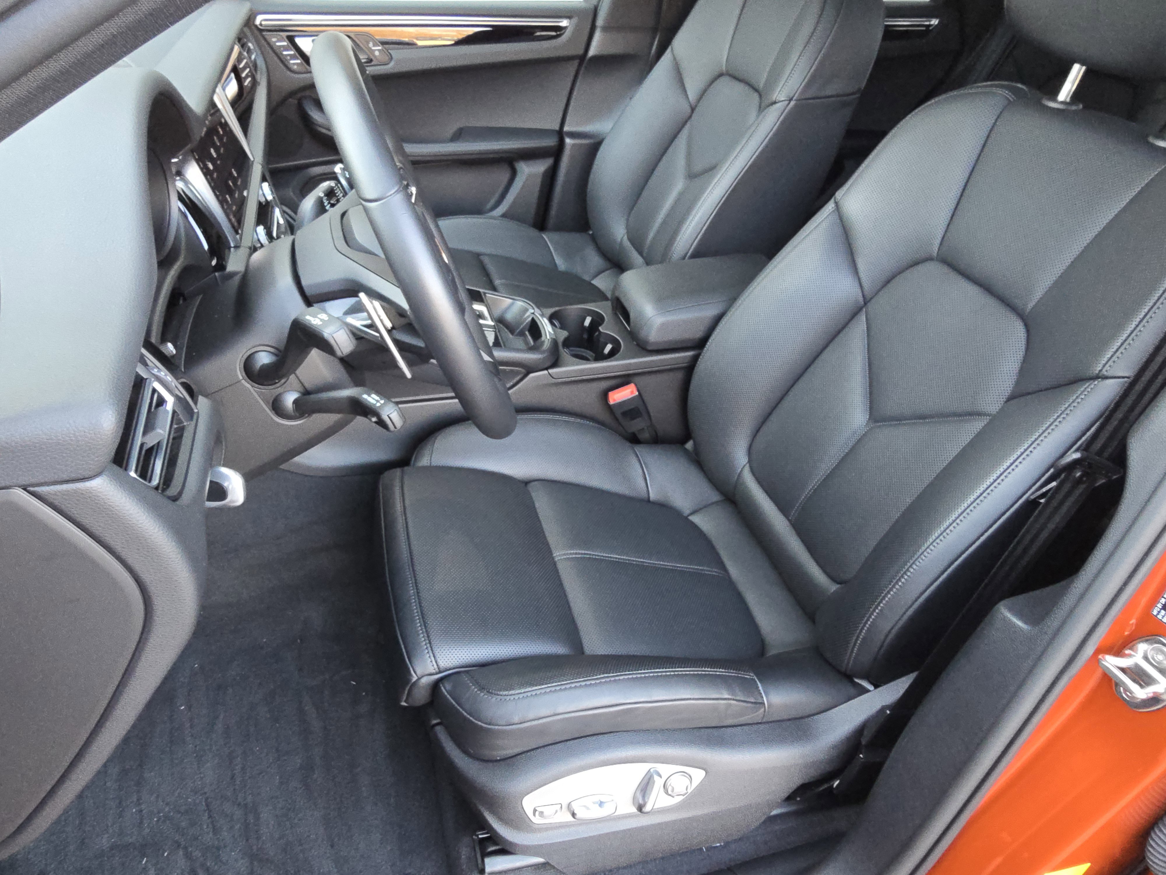 Certified 2025 Porsche Macan image 5