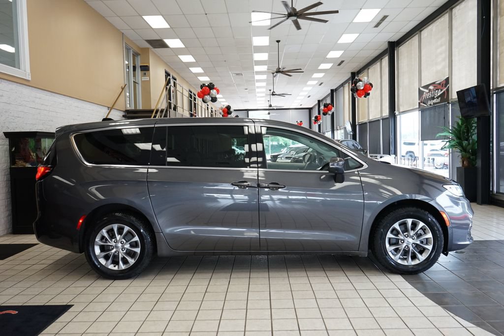 Used 2023 Chrysler Pacifica Touring-L AWD/4WD image 18