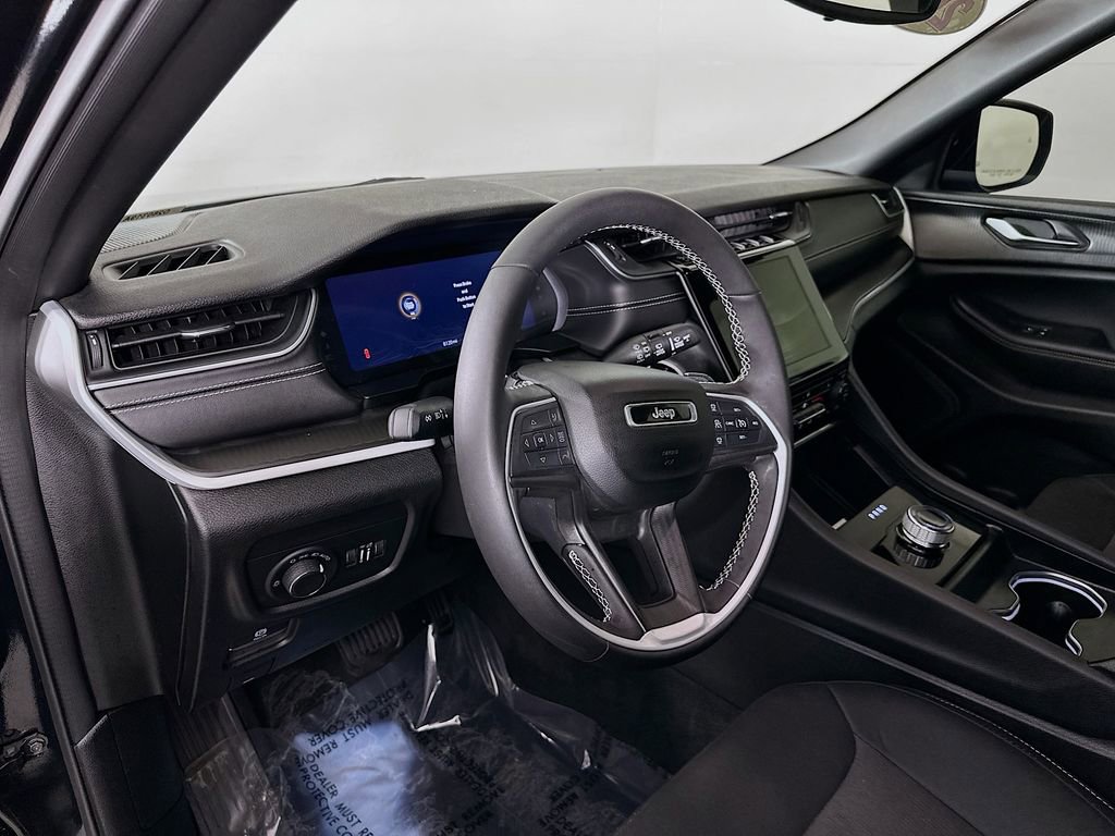 Certified 2024 Jeep Grand Cherokee Laredo w/ Luxury Tech Group I image 17