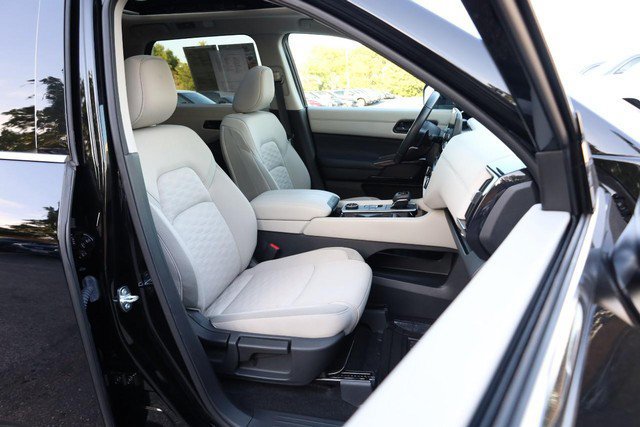 Certified 2025 Nissan Pathfinder SV w/ SV Premium Package AWD/4WD image 28