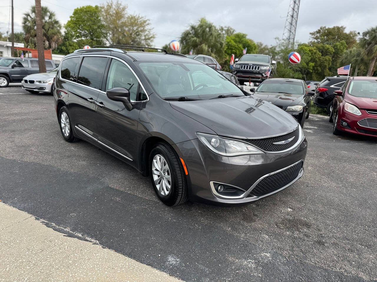 Used 2018 Chrysler Pacifica Touring-L FWD image 2