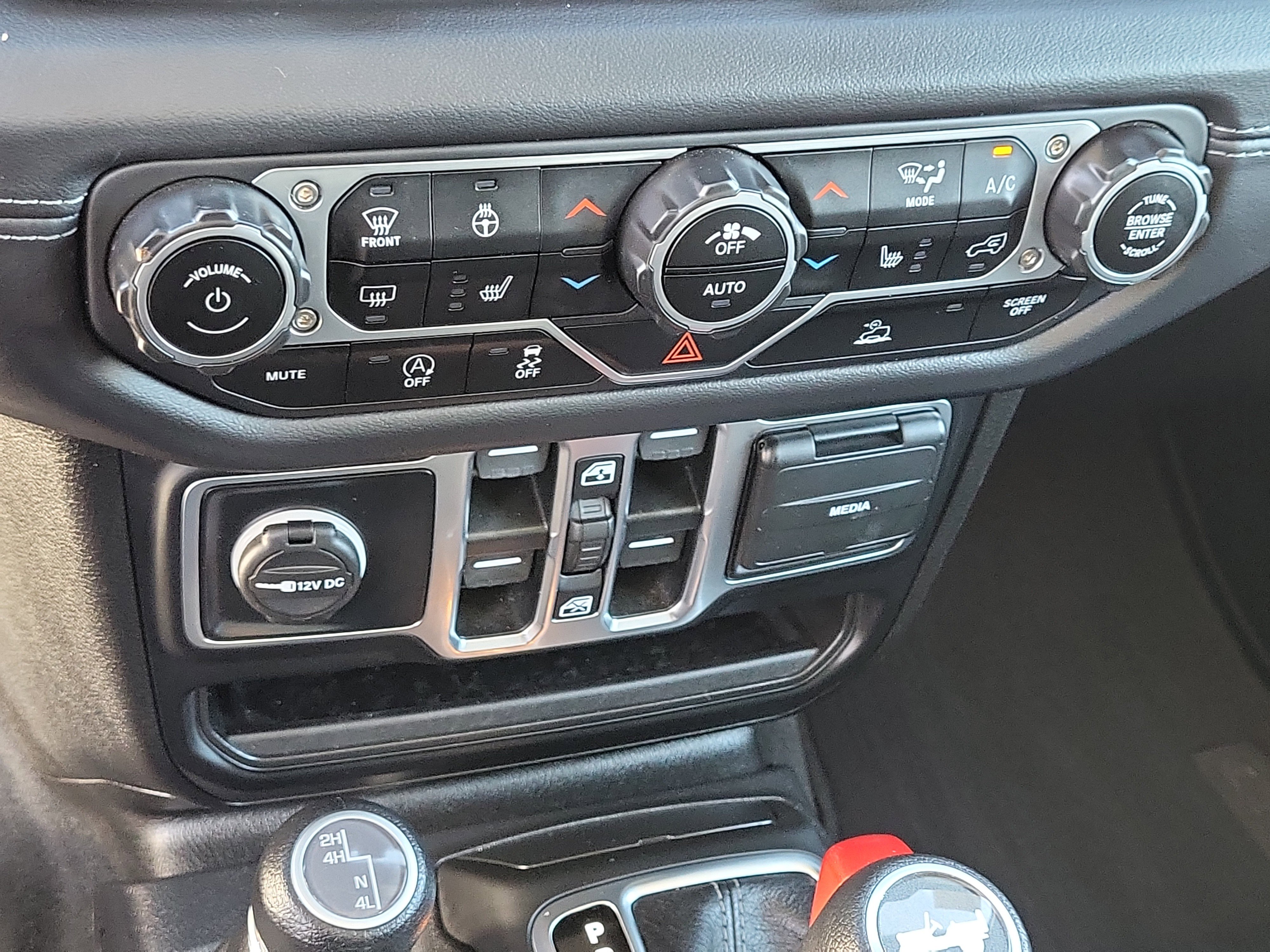 Used 2025 Jeep Wrangler Sahara image 15