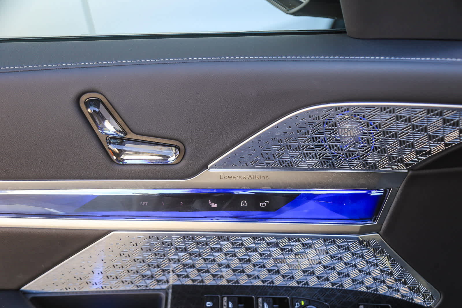 Used 2025 BMW i7 xDrive60 w/ Premium Package image 18