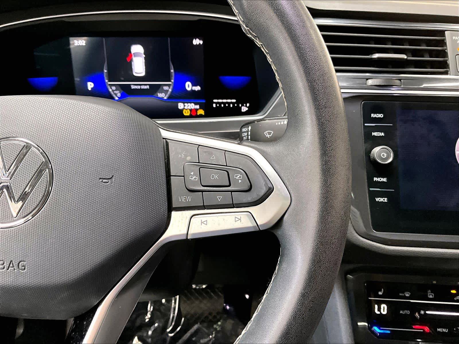Used 2023 Volkswagen Tiguan SE w/ Panoramic Sunroof Package FWD image 22