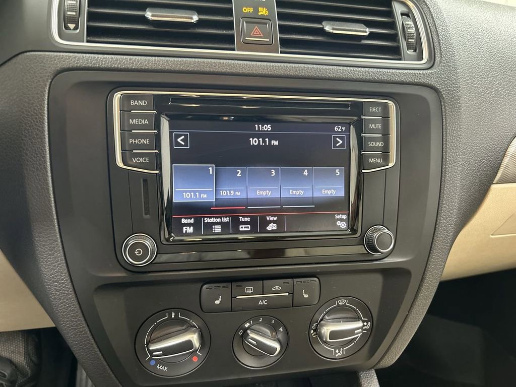 Used 2017 Volkswagen Jetta SE FWD image 14