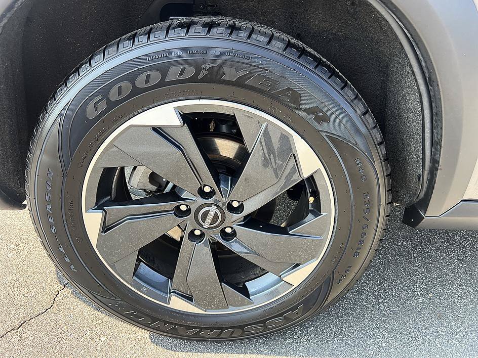 Certified 2025 Nissan Rogue SV FWD image 11