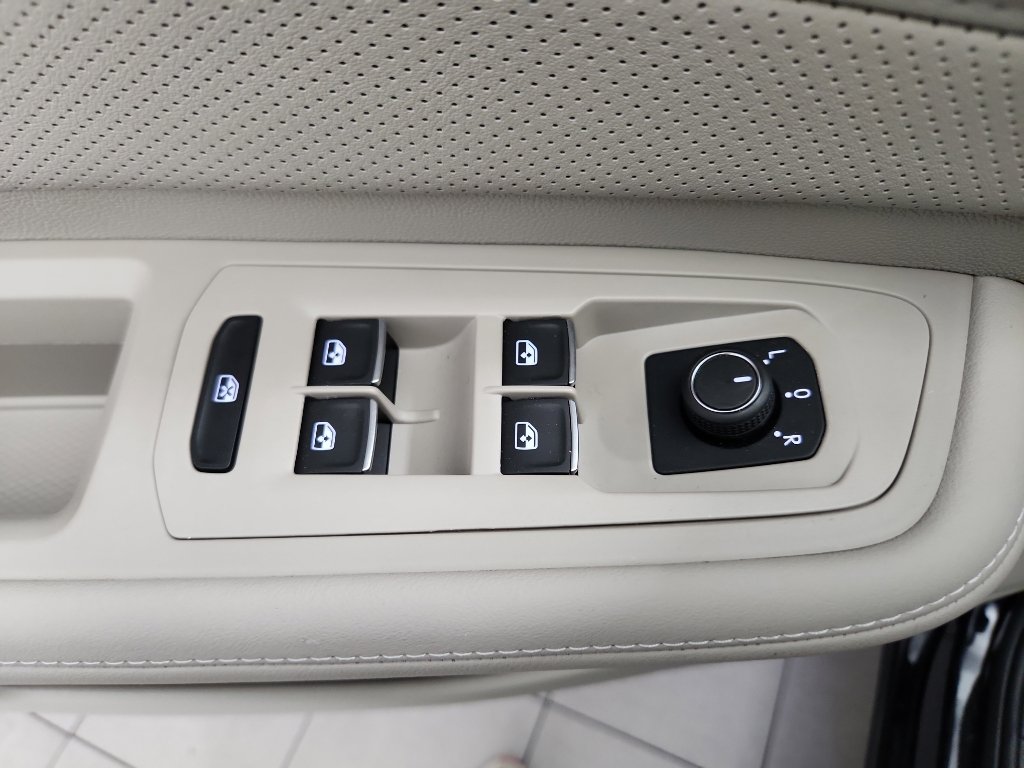 Certified 2025 Volkswagen Atlas SE w/ Panoramic Sunroof Package FWD image 9