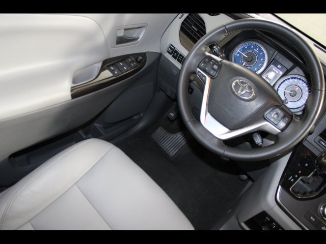 Used 2017 Toyota Sienna XLE w/ XLE Navigation Package FWD image 17