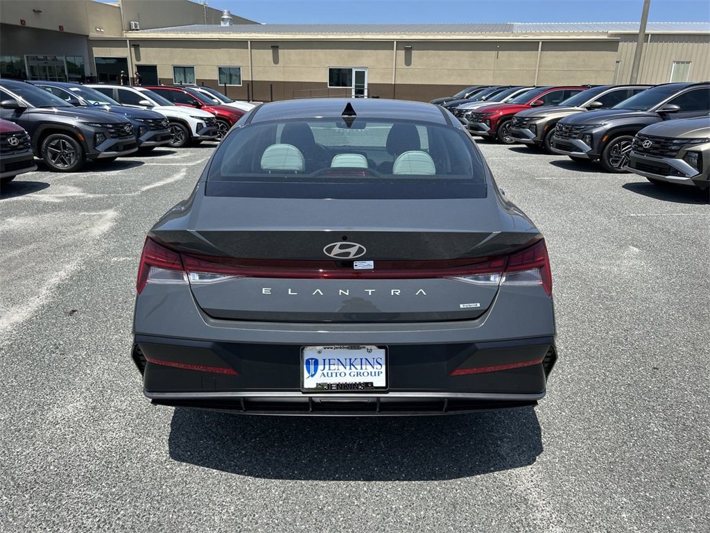 New 2025 Hyundai Elantra Limited image 11