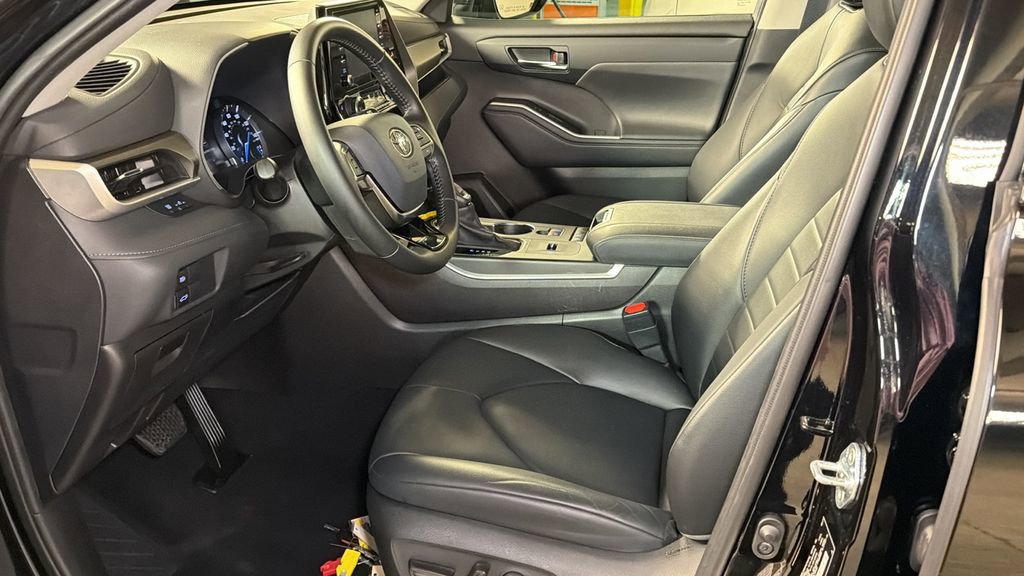 Used 2021 Toyota Highlander XLE image 20