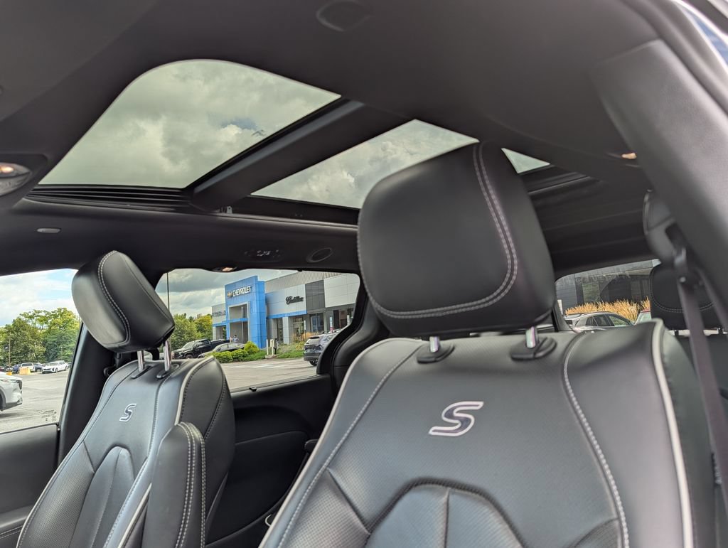 Used 2025 Chrysler Pacifica Limited FWD image 9