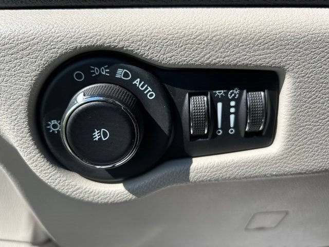 Used 2023 Chrysler Pacifica Touring-L FWD image 18