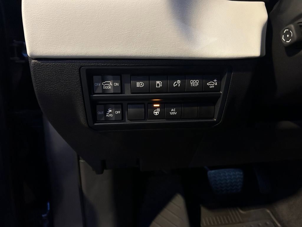 Used 2025 Toyota Sequoia 4WD image 22