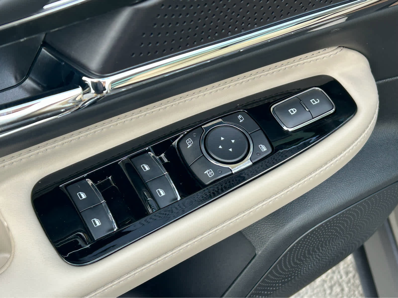 Used 2025 Lincoln Corsair Grand Touring image 23