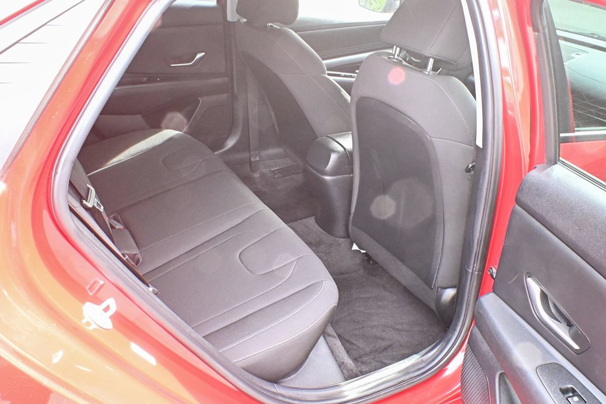 Used 2022 Hyundai Elantra SEL FWD image 9