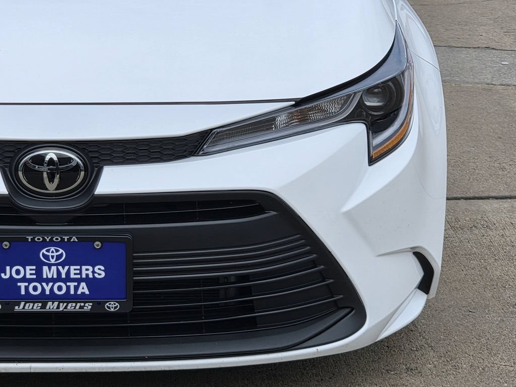 Used 2026 Toyota Corolla LE FWD image 4