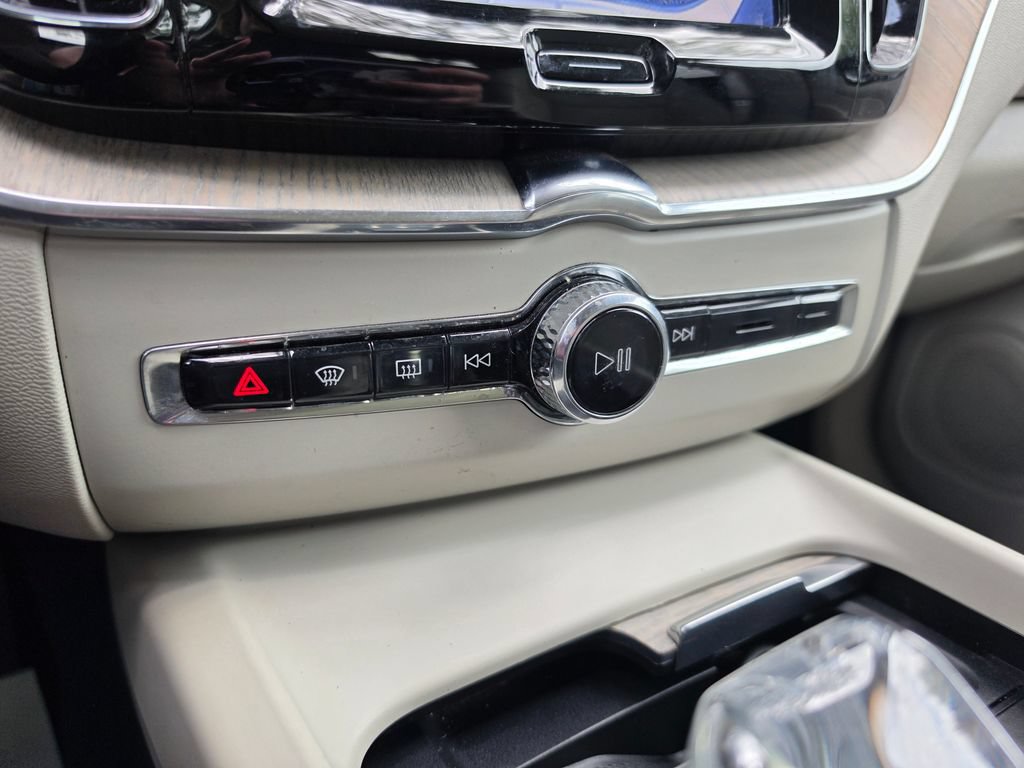 Used 2022 Volvo XC60 B5 Inscription w/ Advanced Package FWD image 28