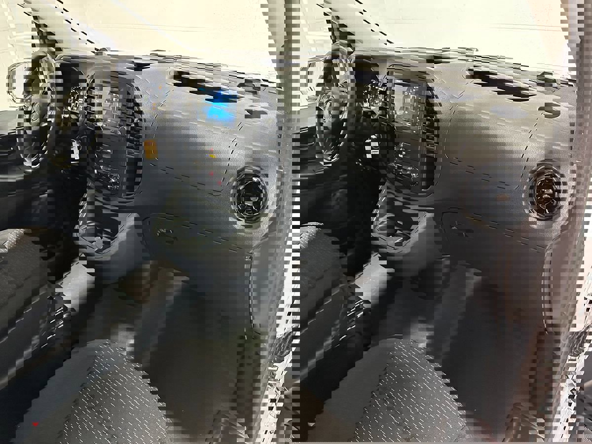 Used 2023 Mercedes-Benz Metris image 13