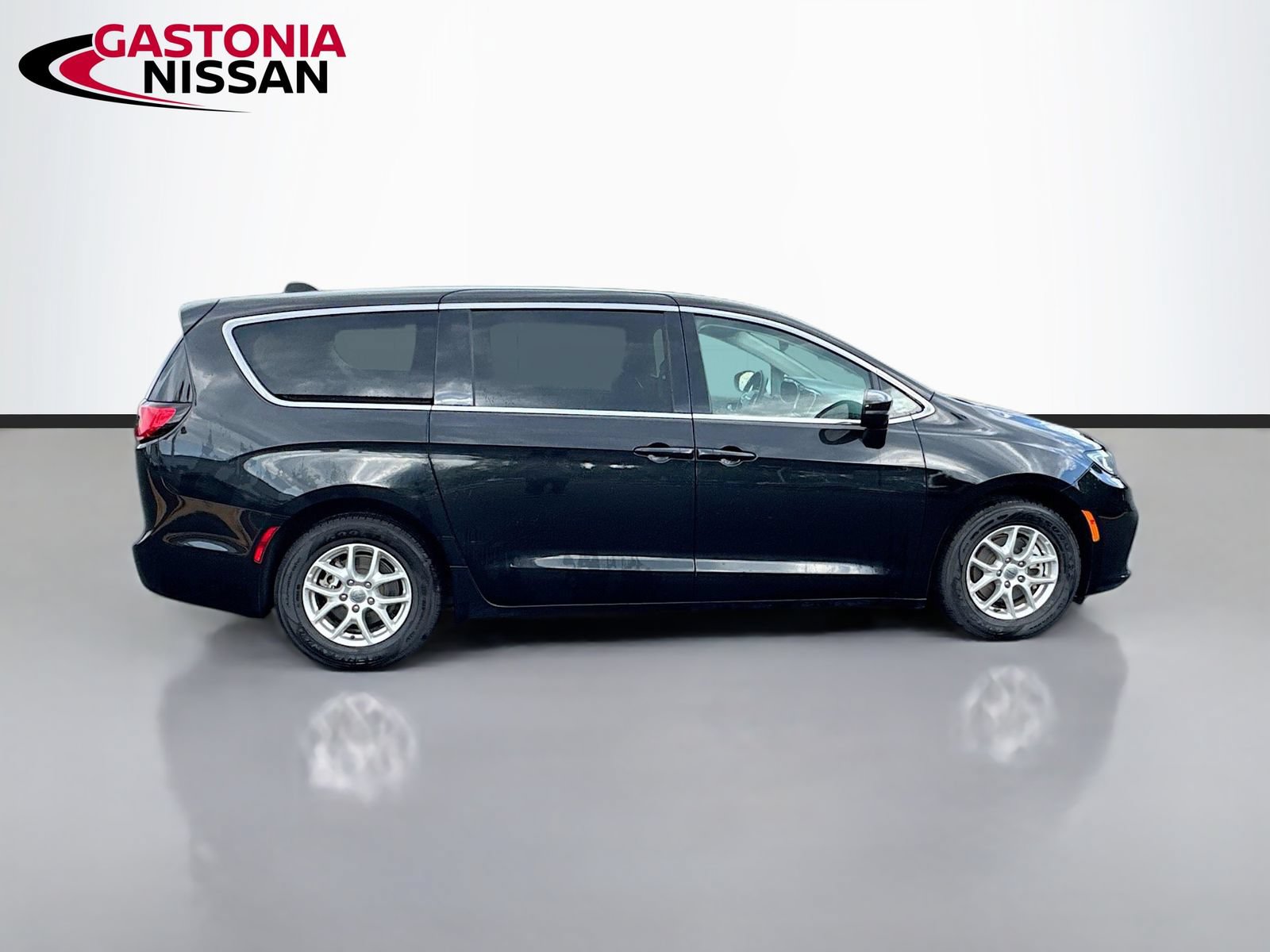 Used 2023 Chrysler Pacifica Touring-L FWD image 10