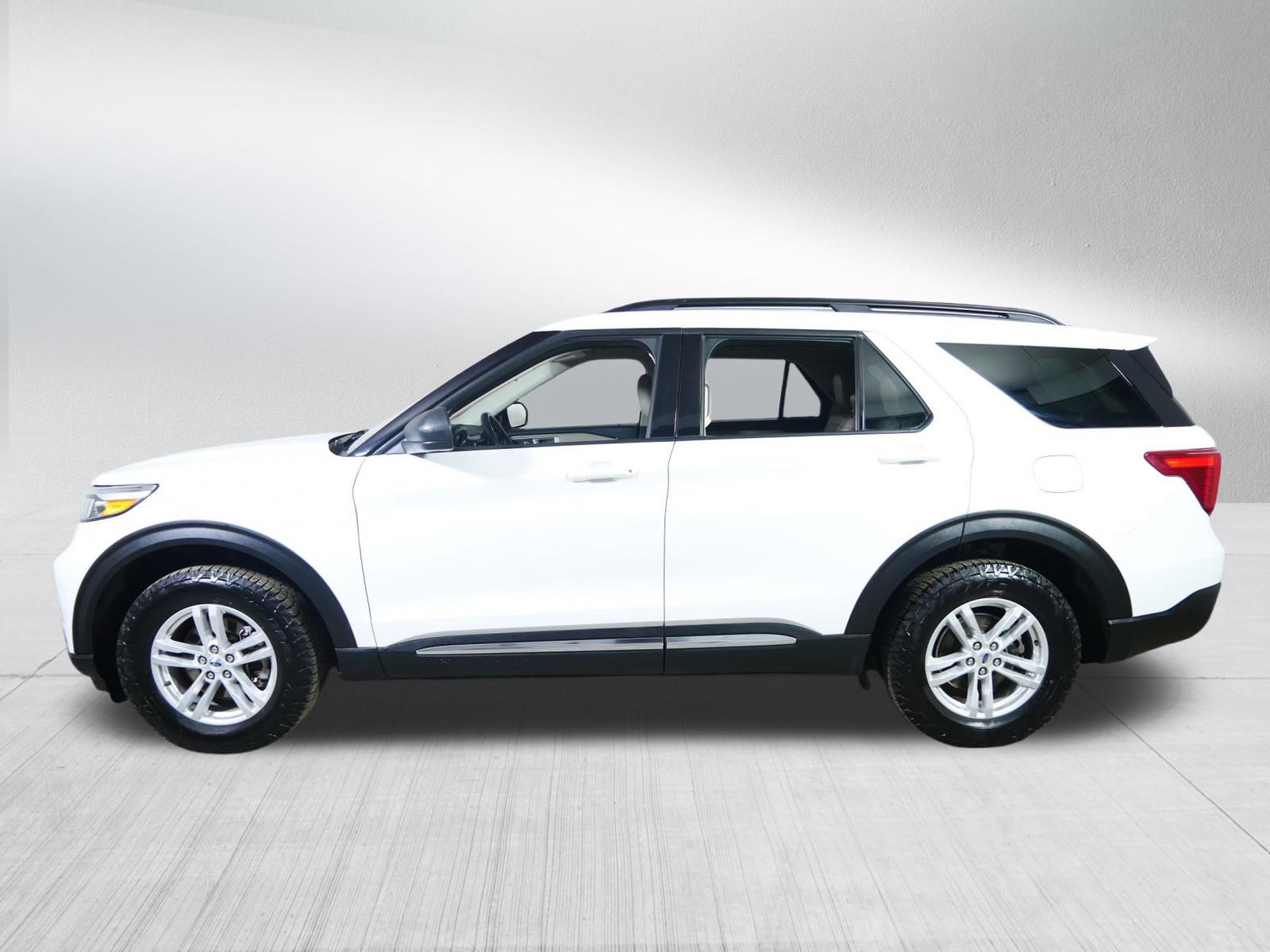 Used 2023 Ford Explorer XLT w/ Equipment Group 202A image 4