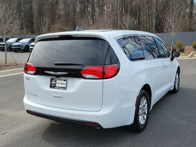 Used 2025 Chrysler Voyager LX image 4