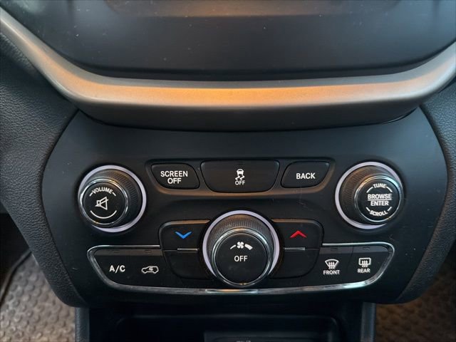 Used 2016 Jeep Cherokee Latitude w/ Cold Weather Group image 21