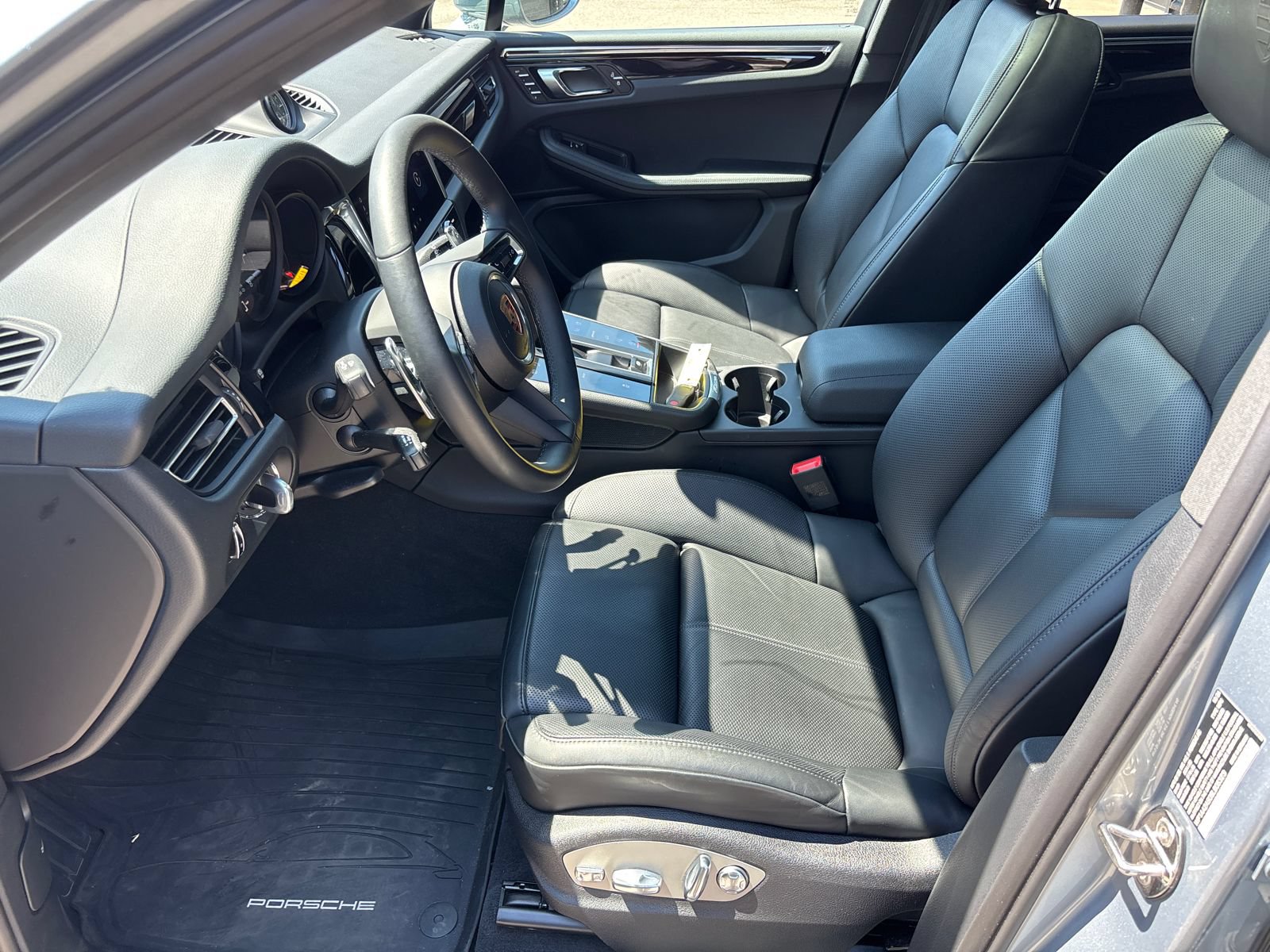 Used 2025 Porsche Macan AWD/4WD image 15