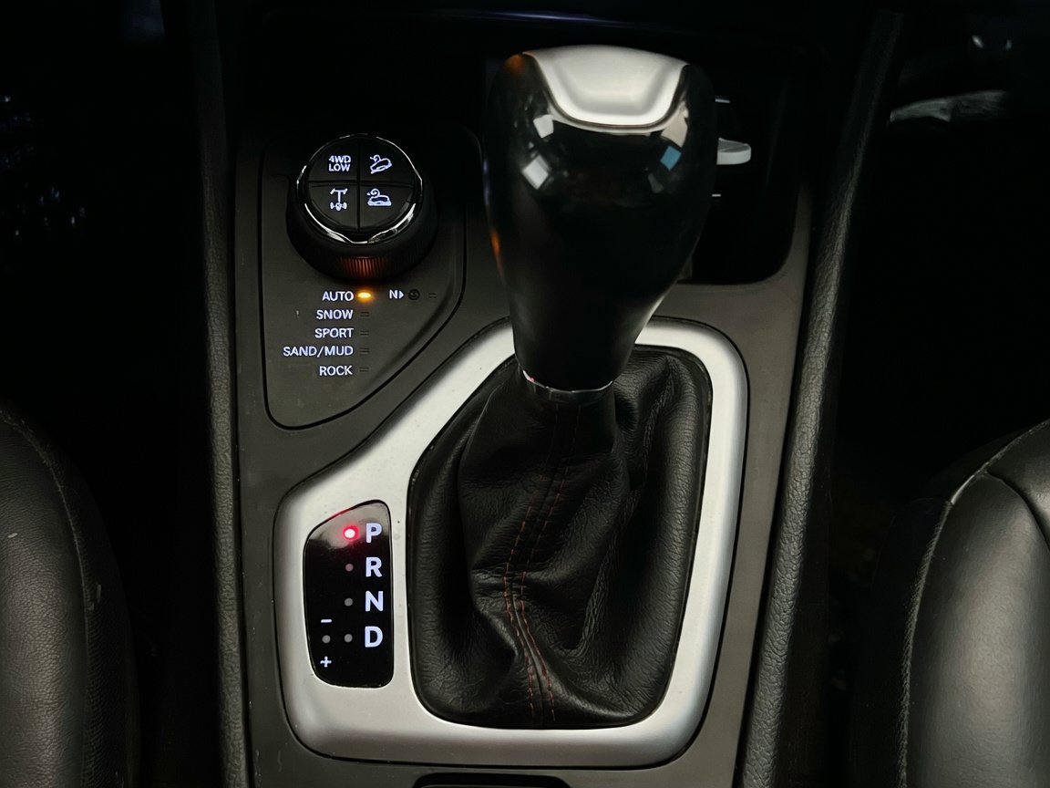 Used 2018 Jeep Cherokee Trailhawk AWD/4WD image 13