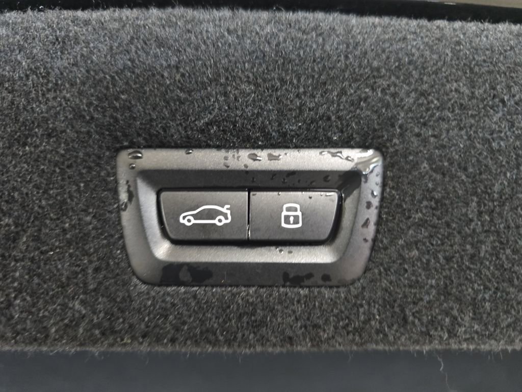 Used 2023 BMW 740i w/ Parking Assistance Package image 31