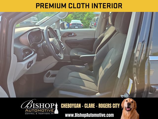 Used 2023 Chrysler Voyager LX FWD image 5