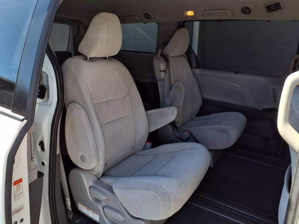 Used 2020 Toyota Sienna LE w/ Carpet Mat Package FWD image 22